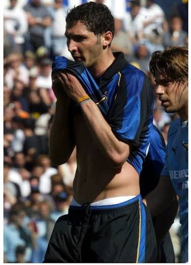 Pibeciclide's tweet photo. @FrancoisCitron Elemosinando uno scudetto... https://t.co/IM9cJVd1xI