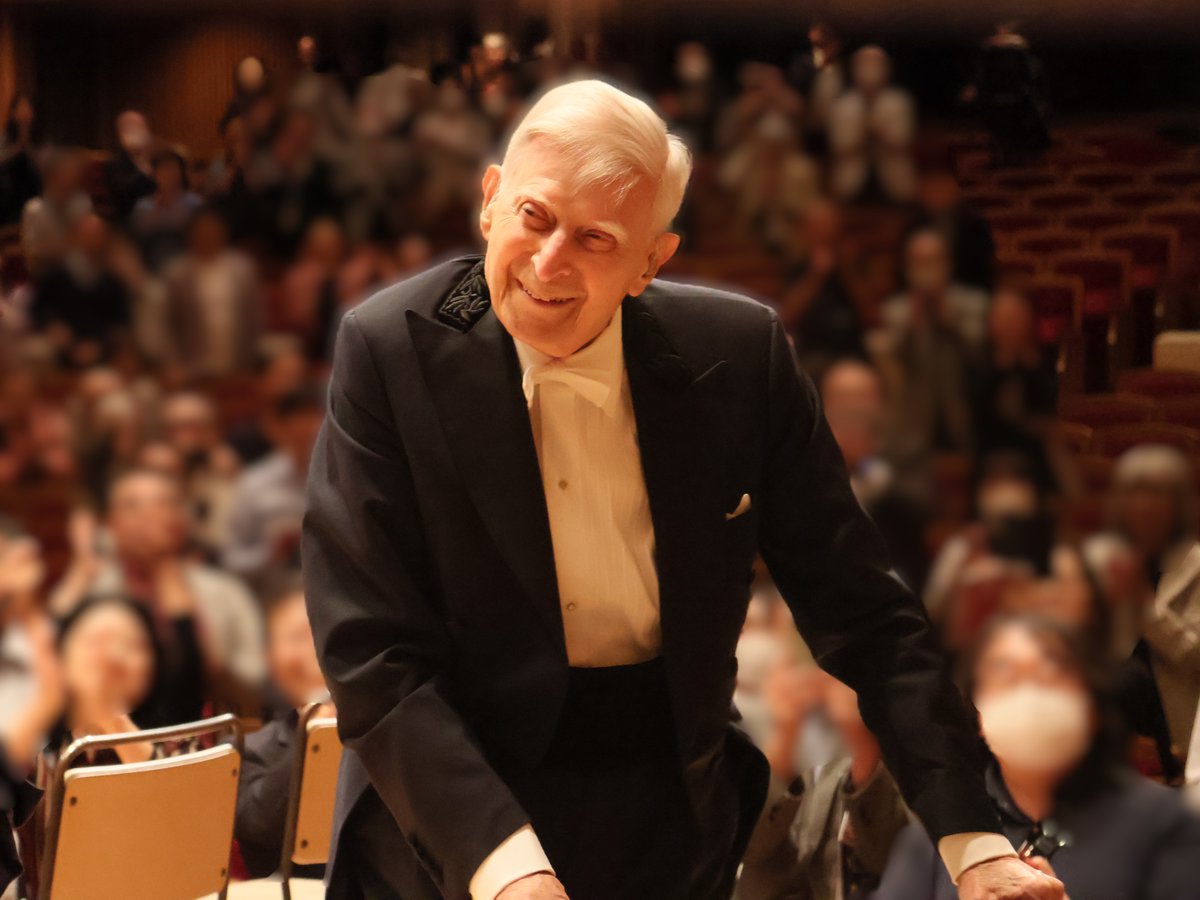NHKSO_Tokyo's tweet photo. 🎂Happy Birthday, Maestro Herbert Blomstedt🎂

本日7月11日は、#N響 桂冠名誉指揮者 #ヘルベルト・ブロムシュテット の99歳の誕生日です。
おめでとうございます🎉

残念ながら今年の来日はかないませんでしたが、私たちがマエストロをお慕いする気持ちはずっと変わりません。
N響一同、ブロムシュテットさんのご回復を心より願っています。

📷2025年10月9日 
NHK交響楽団 2025年10月定期公演
Bプログラム 1日目
シベリウス《交響曲第5番》演奏後、カーテンコールに応える #ブロムシュテット

#HerbertBlomstedt 
@KSGasteig
 
#nhksymphonyorchestra #nhkso
