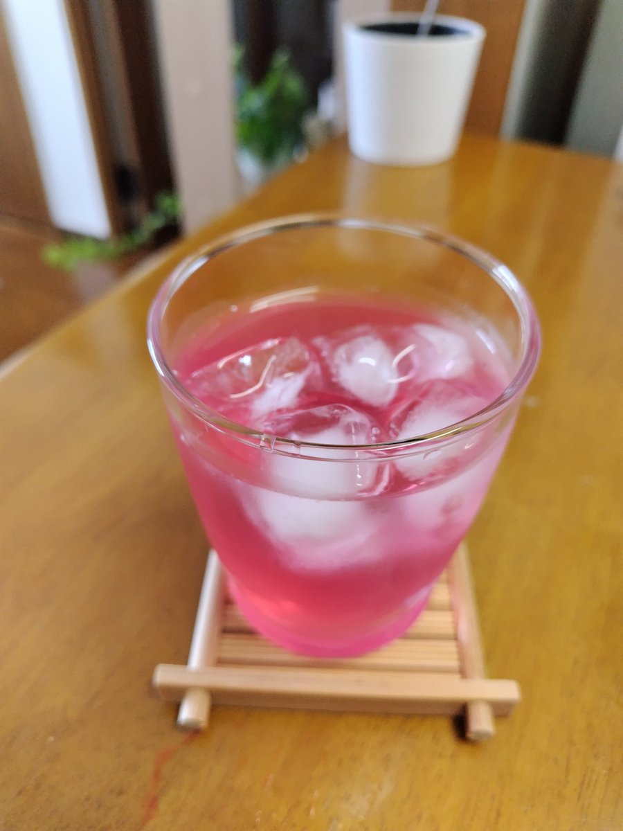 popolo80857366's tweet photo. 初めて赤紫蘇シロップ作ったよ

庭に勝手に生えてた赤紫蘇と
はちみつとお酢で作った〜

お水で薄めるだけでも美味しいけど
牛乳や豆乳で割ったらベリー系の
ヨーグルトみたいになってびっくり😍
むちゃ美味しかったよ https://t.co/58NYZBJmkF