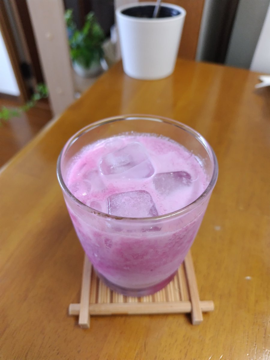 popolo80857366's tweet photo. 初めて赤紫蘇シロップ作ったよ

庭に勝手に生えてた赤紫蘇と
はちみつとお酢で作った〜

お水で薄めるだけでも美味しいけど
牛乳や豆乳で割ったらベリー系の
ヨーグルトみたいになってびっくり😍
むちゃ美味しかったよ https://t.co/58NYZBJmkF