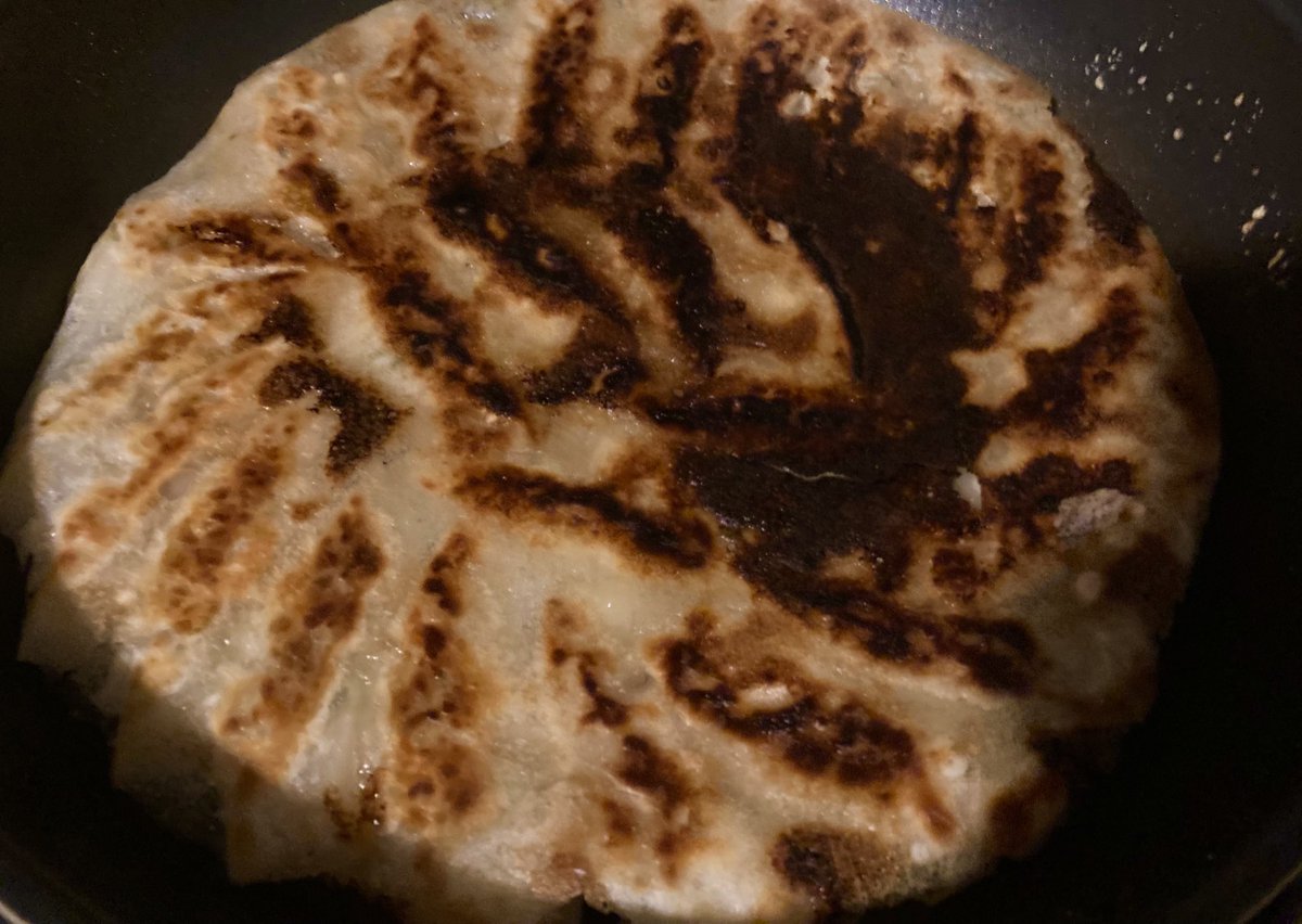 basabasa_crane's tweet photo. 初めて餃子作った
餡と皮ピッタリだった（ｷﾞﾁ...ﾐﾁ...）
焦げたけど焦げ好きだからセーフ https://t.co/jDUFA0T3nC