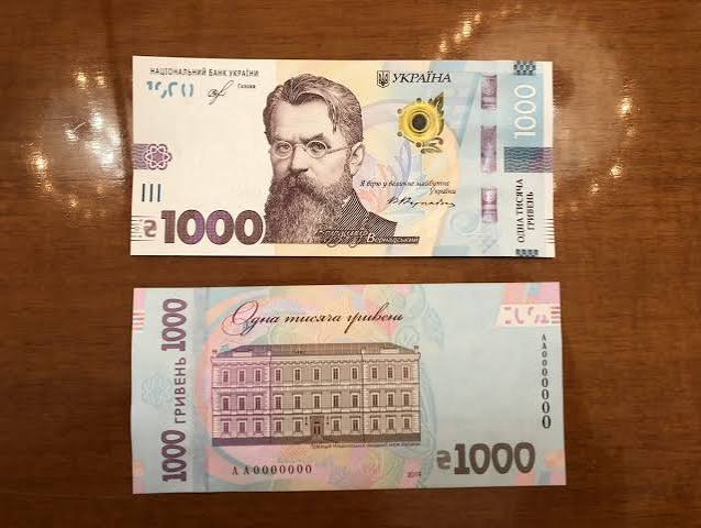 pogrebeckij's tweet photo. Вітаю, Володимире Олександровичу! За час вашого правління Україна надрукувала 2 нові купюри номіналом 1000 та 2000 грн. За час правління вас та ваших дефективних (закреслено) ефективних менеджерів Україна вивела з обігу монети номіналом 1, 2, 5 та 25 копійок.
Ще ніколи гривня не почувала себе так потужно слабкою, як за вас.
Для довідки:
Введення в обіг купюри вищого номіналу означає адаптацію готівкового грошового обороту до економічних змін, таких як зростання цін та розширення обсягу грошової маси. НБУ приймає таке рішення, коли частка попереднього вищого номіналу загалом перевищує 50%.