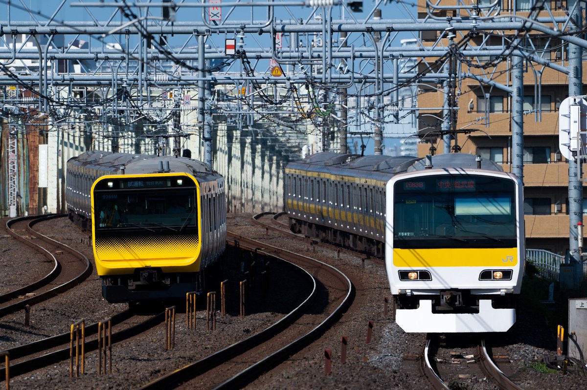 Rokudoor_IN's tweet photo. E231系とE235系の並び
まさかこんなに早くE235系が総武線に来るとは思ってなかった
なかなか見れない並走を撮れて満足 https://t.co/cSRiwFq4aG