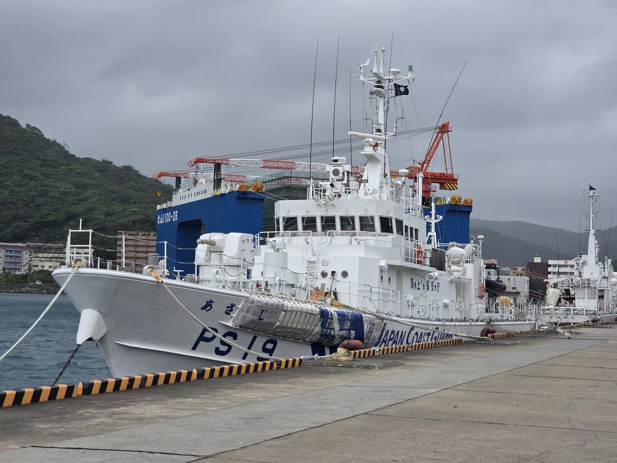 10_AMAMI_34's tweet photo. 巡視船あさじ(PS19)。
名瀬港マリンタウン岸壁に停泊中🚢

この船は
びざん型巡視船(2代目)らしいです。

所属は第七管区対馬海上保安部。

撮影日.2026.7.10(金)📷

#海上保安庁
#巡視船
#船好き https://t.co/3xoWrhNi74
