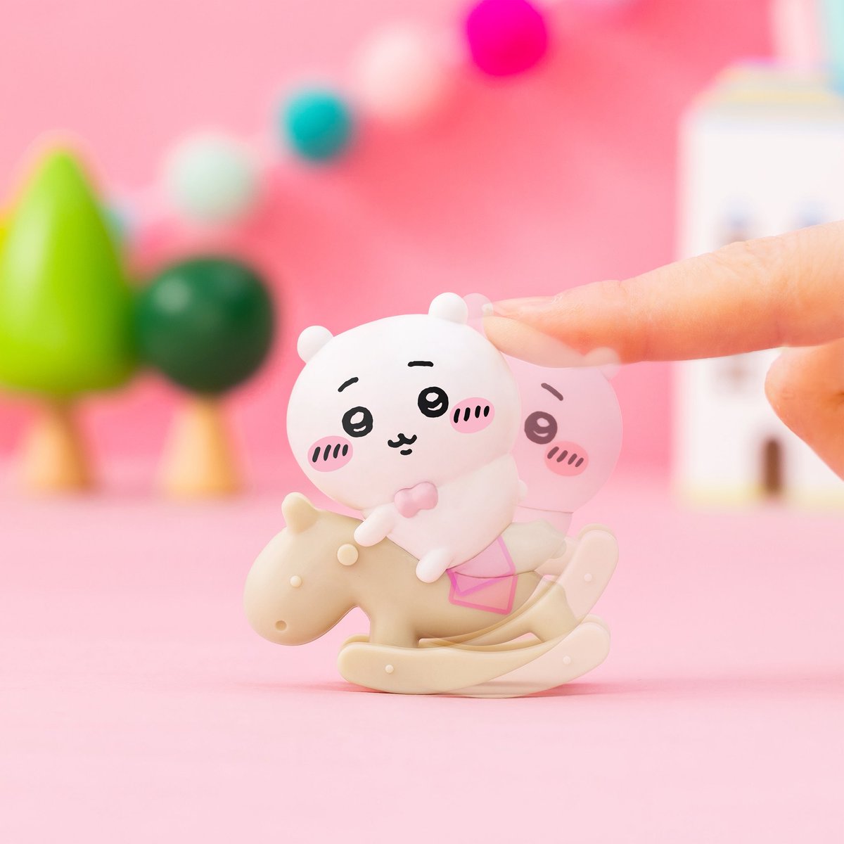 chiikawa_kouhou's tweet photo. ＼新商品／

『GPSBOX ゆらゆらmokuba フィギュアコレクション』
（全8種ランダム）

📝7月24日発売
・ちいかわマーケット（オンラインストア） （https://t.co/Q8KmbftAUd）
・ちいかわらんど （原宿、大阪梅田、福岡パルコ、京都四条河原町、TOKYO Station、東京スカイツリータウン・ソラマチ、名古屋パルコ、仙台パルコ、札幌パルコ、マルイシティ横浜、広島パルコ、心斎橋パルコ、新宿、金沢フォーラス、池袋パルコ、越谷レイクタウン）
・ちいかわPOP UP STORE
（グランデュオ立川、イオンモール高岡、ららぽーと磐田、名古屋みなとアクルス、イオンモール太田、JR武蔵溝ノ口駅、ショッピングシティベル、羽田空港第一ターミナル、柏高島屋、イオンモールむさし村山、イオン南風原）
📝7月24日以降入荷次第発売
・CHIIKAWA SHOP in TAIPEI
📝7月31日発売
・ちいかわPOP UP STORE＠パルクアベニュー・カワトク
・トーキョーちいかわPOP UP SHOP
（羽田空港第一ターミナル童心、羽田空港第二ターミナルTokyo′s Tokyo）
・全国の一部ファンシーショップ・量販店

#ちいかわ