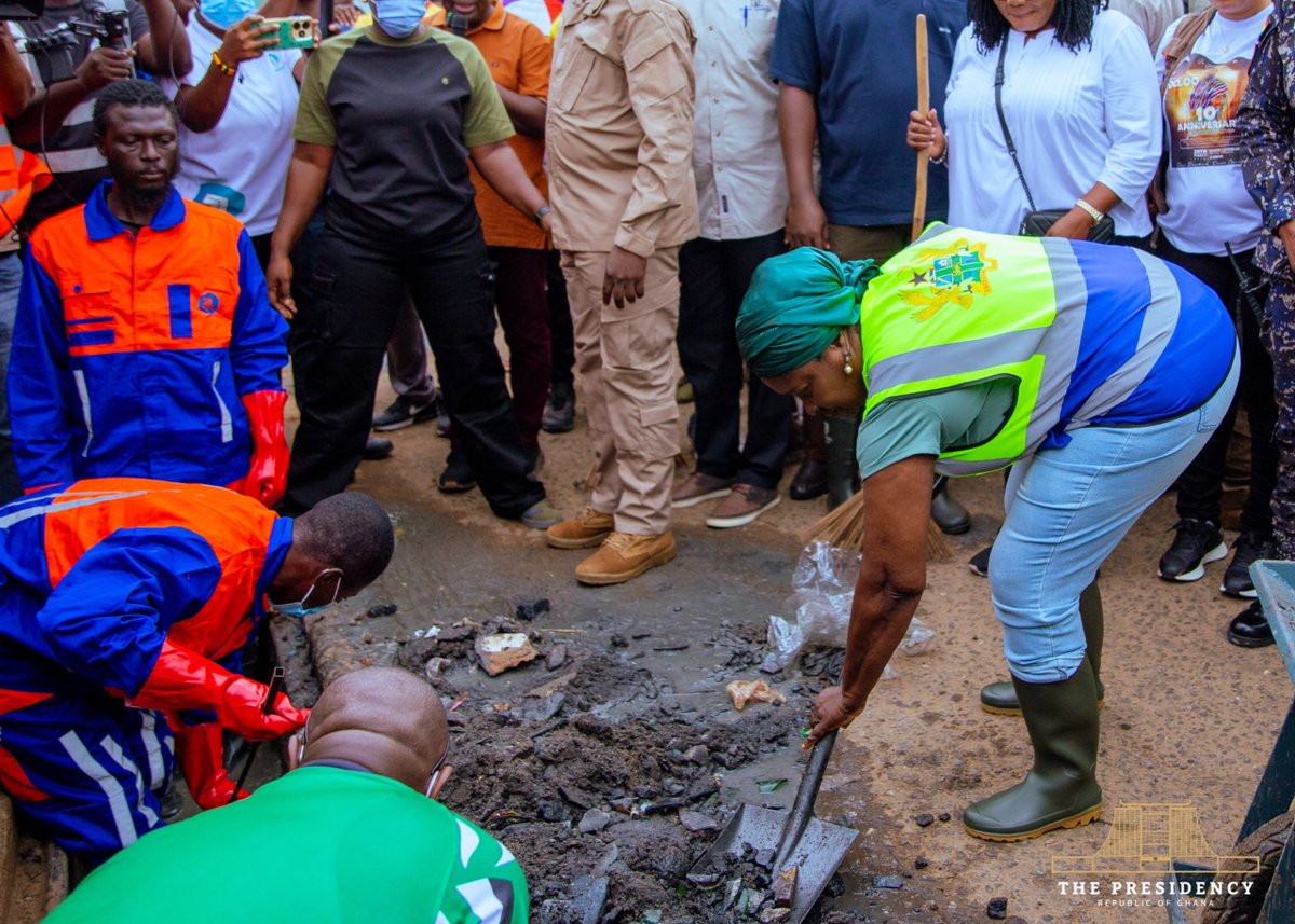 Channel1TVGHA's tweet photo. Photos: Vice President Prof. Naana Jane Opoku-Agyemang collects garbage along drains into a wheelbarrow during the first day of the National General Cleaning Exercise.

#ChannelOneNews #CitiNewsroom #GhanaNews #Sanitation #NationalCleaningExercise #FloodPrevention https://t.co/KGwDZqbowP