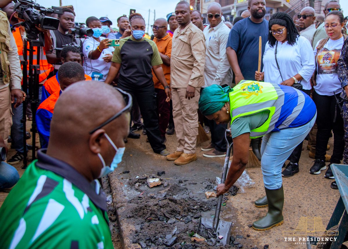 Channel1TVGHA's tweet photo. Photos: Vice President Prof. Naana Jane Opoku-Agyemang collects garbage along drains into a wheelbarrow during the first day of the National General Cleaning Exercise.

#ChannelOneNews #CitiNewsroom #GhanaNews #Sanitation #NationalCleaningExercise #FloodPrevention https://t.co/KGwDZqbowP
