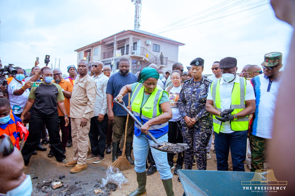 Channel1TVGHA's tweet photo. Photos: Vice President Prof. Naana Jane Opoku-Agyemang collects garbage along drains into a wheelbarrow during the first day of the National General Cleaning Exercise.

#ChannelOneNews #CitiNewsroom #GhanaNews #Sanitation #NationalCleaningExercise #FloodPrevention https://t.co/KGwDZqbowP