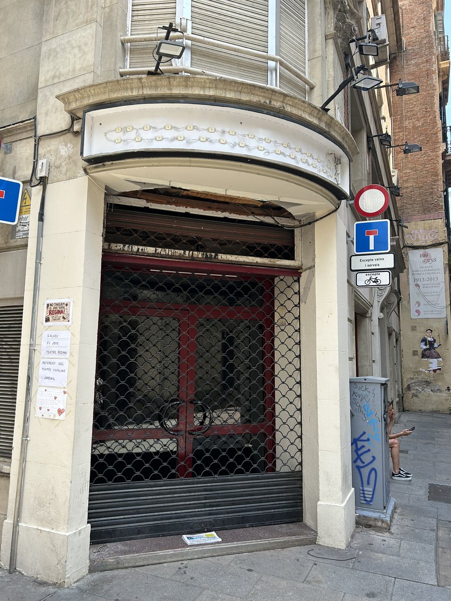 PereVallK's tweet photo. Ja no hi és aquell rètol de Jove Teatre Regina. Quina puta merda de ciutat ens està quedant! https://t.co/VXdnykQZ4J