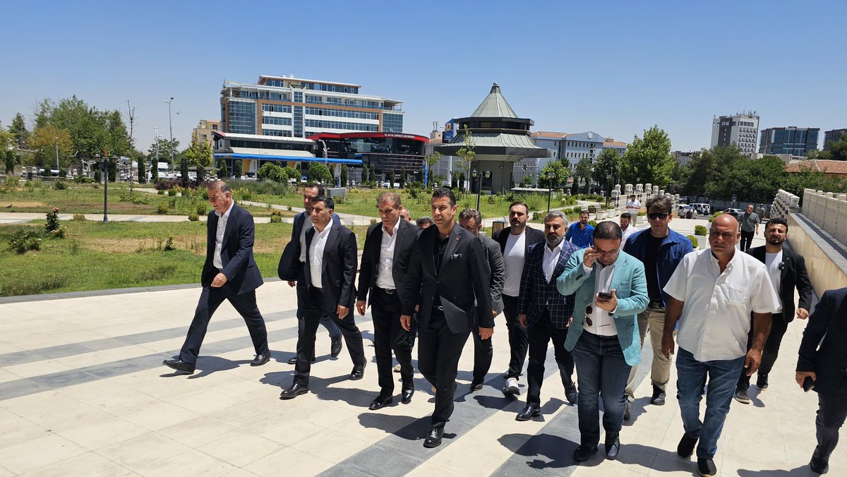 enesscimen's tweet photo. 📍 Selahaddin Eyyubi Camii ve Külliyesi

Bu mübarek Cuma gününde; 
Milletvekilimiz Sayın Mehmet Sait Yaz, 
İl Başkanımız Sayın Hamit Sümer, 
İlçe Başkanlarımız, Gençlik Kolları Yürütme ve Yönetim Kurulu üyelerimizle birlikte, 

15 Temmuz şehitlerimiz anısına düzenlenen Mevlid-i Şerif programına katılım sağladık.

Vatanımız için canlarını feda eden aziz şehitlerimizi rahmet, minnet ve dualarla yâd ediyor; Rabbimizden mekânlarının cennet, makamlarının âli olmasını niyaz ediyoruz.