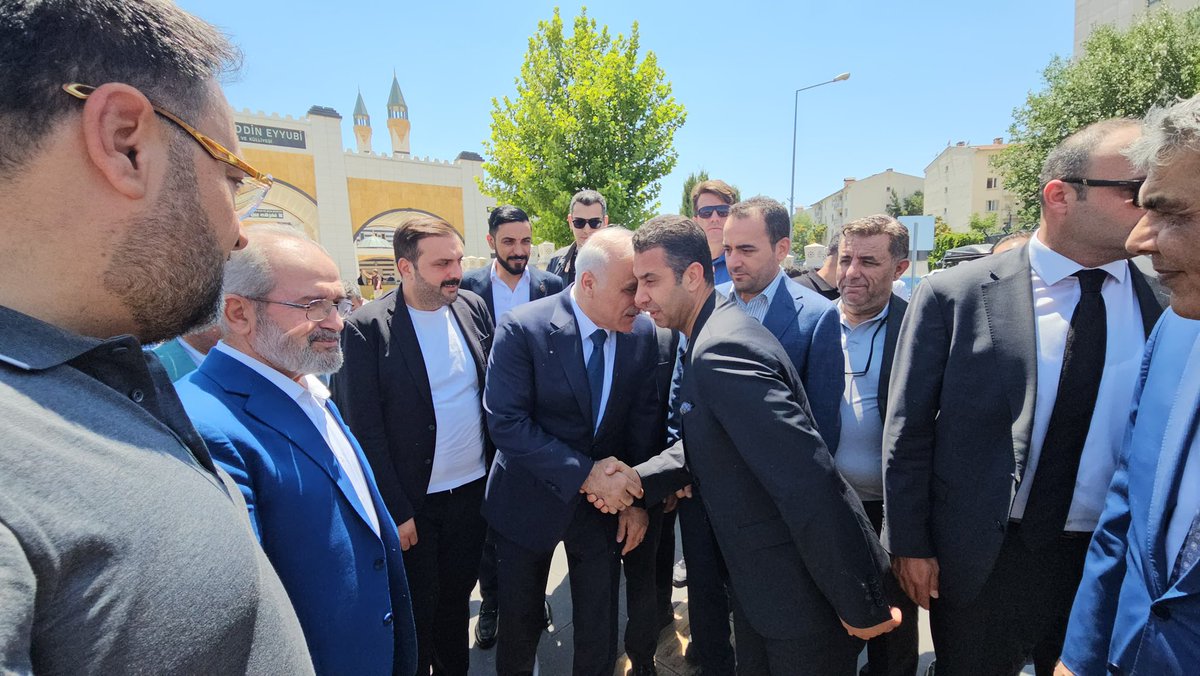 enesscimen's tweet photo. 📍 Selahaddin Eyyubi Camii ve Külliyesi

Bu mübarek Cuma gününde; 
Milletvekilimiz Sayın Mehmet Sait Yaz, 
İl Başkanımız Sayın Hamit Sümer, 
İlçe Başkanlarımız, Gençlik Kolları Yürütme ve Yönetim Kurulu üyelerimizle birlikte, 

15 Temmuz şehitlerimiz anısına düzenlenen Mevlid-i Şerif programına katılım sağladık.

Vatanımız için canlarını feda eden aziz şehitlerimizi rahmet, minnet ve dualarla yâd ediyor; Rabbimizden mekânlarının cennet, makamlarının âli olmasını niyaz ediyoruz.