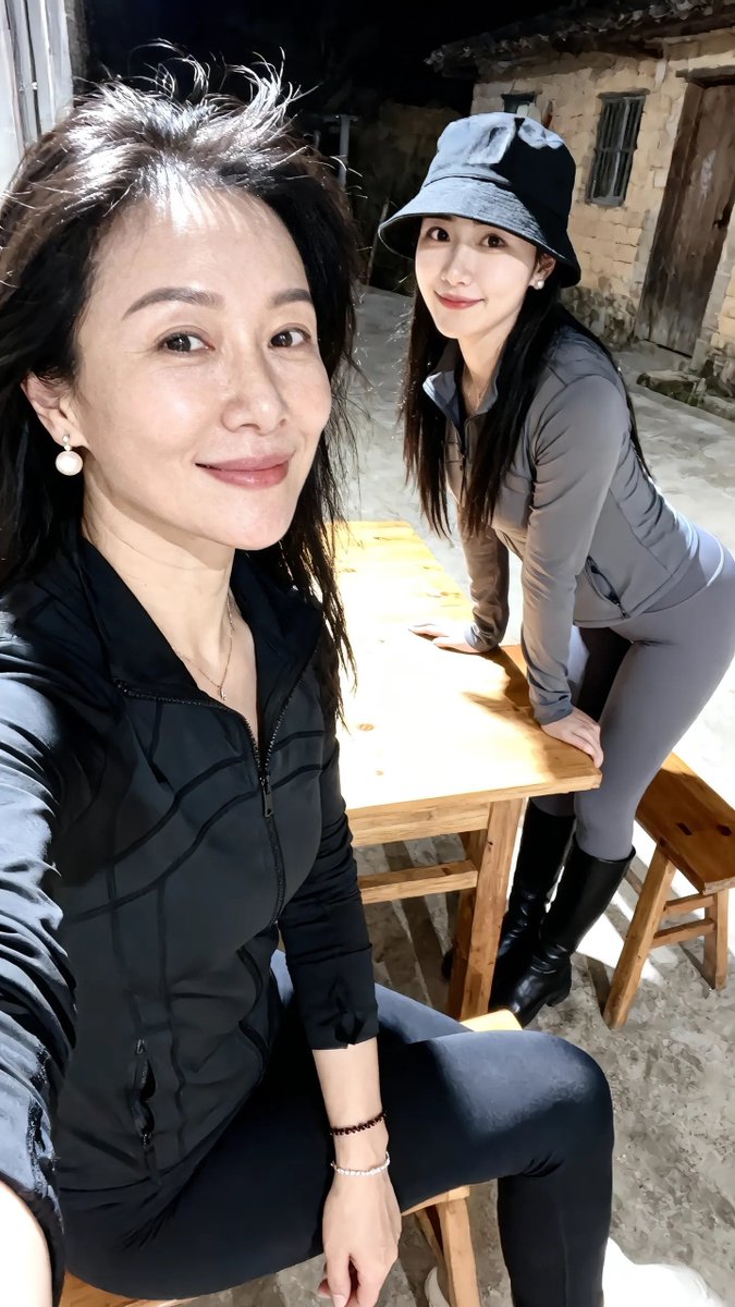 LVVD99's tweet photo. 你们觉得妈妈好看，还是女儿？ https://t.co/5nUnA0jeZn