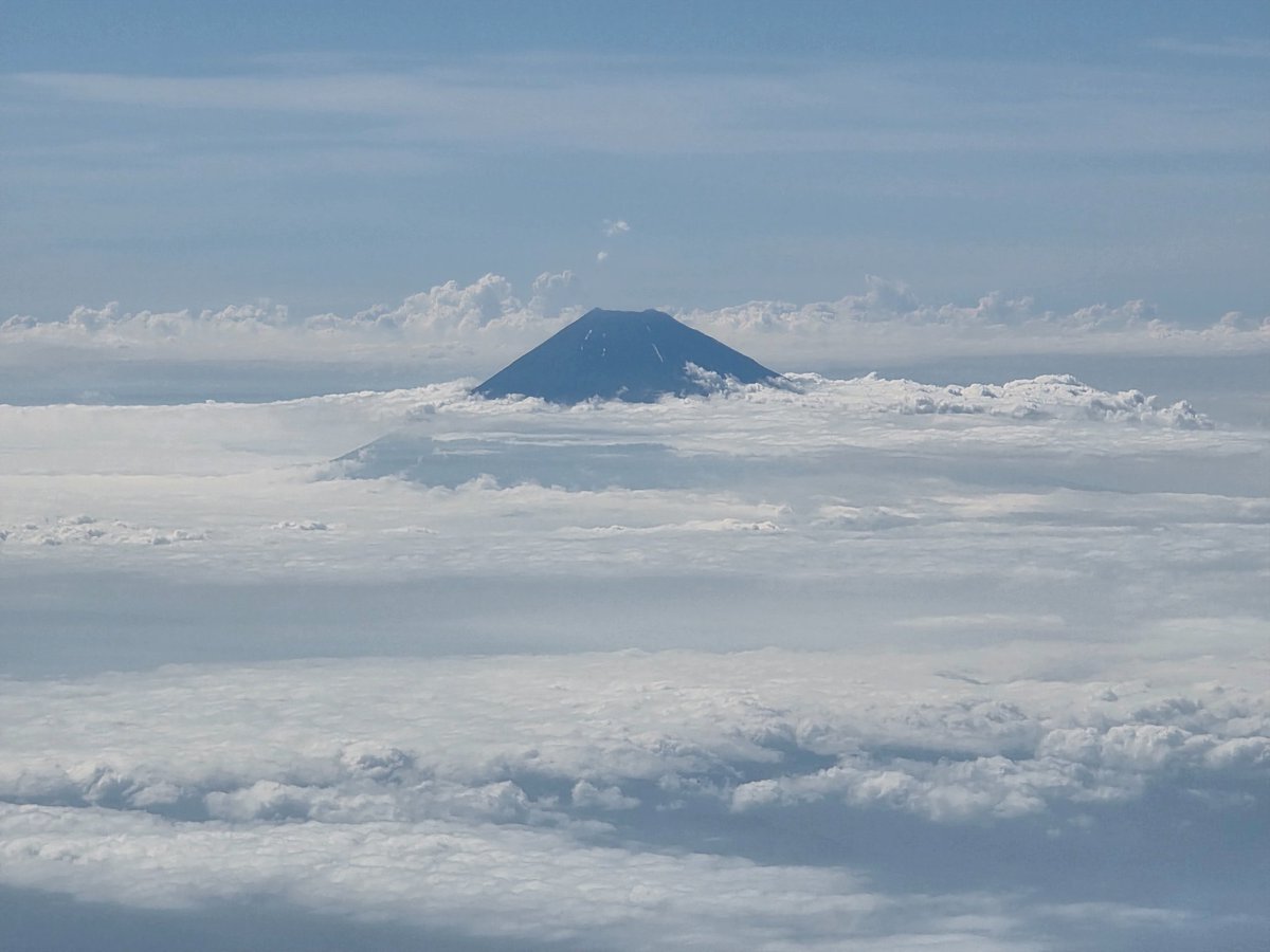 ke_1sato's tweet photo. 帰りの空で見た富士山 https://t.co/AgUZIxOY0V