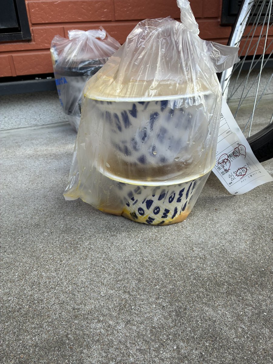 6kakukoikoi's tweet photo. @matsuya_foods 
　
松屋さん、豚汁の容器本当に配達に向いてないので改善して下さい。
　
明らか��容器が弱く溢れます https://t.co/ikT3IYdcIm