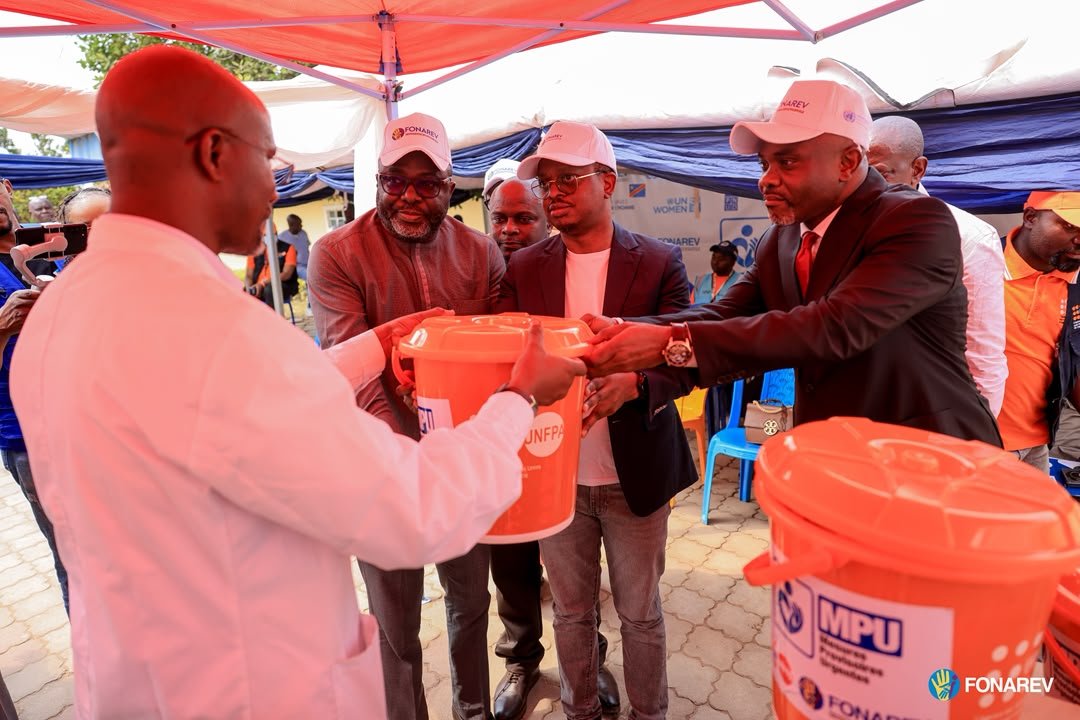 patrick_fata's tweet photo. De Kinshasa à Uvira, notre mission reste la même : agir vite et concrètement pour les victimes. Avec nos partenaires de l'ONU, le @FonarevRDC déploie ses mesures urgentes sur le terrain.
​À l'Hôpital de Kasenga, nous avons remis des kits médicaux et de dignité, tout en lançant sa transformation en Centre intégré pour les survivantes de violences sexuelles.
​Nous avons aussi posé la première pierre du marché de Kavinvira, détruit par le M23/AFC. Reconstruire les infrastructures, c'est restaurer la dignité et la vie économique de nos communautés. Nous ne laissons personne de côté.
#PlusJamaisSeuls #GENOCOST