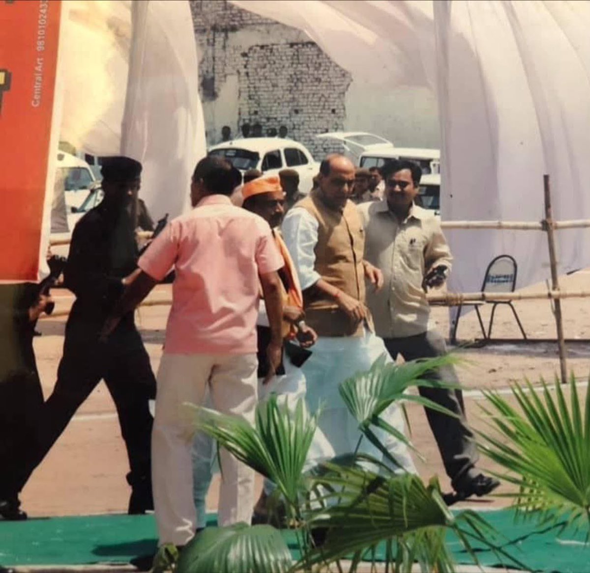 iVivek_Goel's tweet photo. आदरणीय श्री राजनाथ सिंह जी को जन्मदिन की हार्दिक शुभकामनाएँ।
पिछले 20–25 वर्षों से आपके साथ कार्य करने का सौभाग्य मिला है। आपका स्नेह, मार्गदर्शन और राष्ट्रहित के प्रति समर्पण सदैव प्रेरणा देता है।
ईश्वर आपको उत्तम स्वास्थ्य एवं दीर्घायु प्रदान करें। 🙏🇮🇳 https://t.co/iw8UlK3nQ9