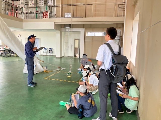 ORIRO38147744's tweet photo. 昨日は高校生。
今日は小学生😊
新潟工場と線路を挟んだお隣の粟生津小4年生が来場。
さすがは4年生。
避難ワード「お・か・し・も」もバッチリ‼️
お約束で先生には救助袋のセットを学んで頂きました(急にごめんなさい)。
10月の工場の祭典も来てね❤️
#燕市 #工場の祭典
#火事 #オリロー #ORIRO https://t.co/yqAASkuEbs