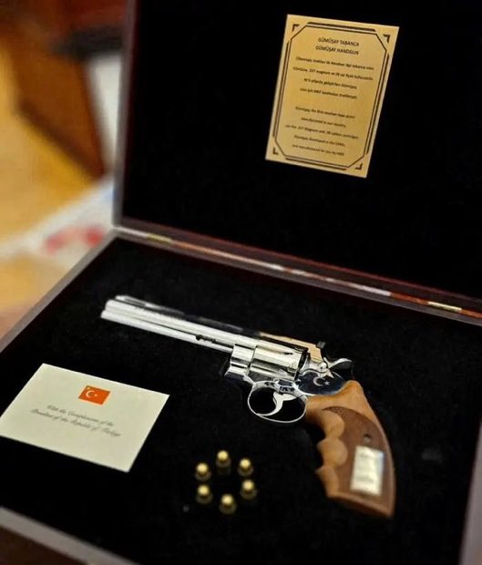 iyiphaber's tweet photo. Liderler hediye Sarsılmaz SR-38 Revolver’i ne yaptı?

Gazeteci Sena Alkan::

- NATO GS Rutte: Hediyeyi kabul etmedi.

- Keir Starmer: Silah Türkiye’de kaldı, etkisiz hale getirilecek.

- Belçika Başbakanı Bart de Wever: Brüksel’e varır varmaz revolveri havaalanı polisine teslim etti.

- Polonya Cumhurbaşkanı Karol Nawrocki: Revolver Varşova Havalimanı’nda gümrükte bekliyor.

- Hollanda: Revolver Ankara Büyükelçiliği’nde, kullanılamaz hale getirilecek.

- İsveç: Hediyeyi Türkiye’deki büyükelçilikte bıraktı, ithalat belgelerini bekliyor.

- Almanya Başbakanı Friedrich Merz: Resmi hediyeler koleksiyonuna alınması için büyükelçiliğe teslim etti.

- Ursula von der Leyen: Revolverin askeri bir müzeye verilmesi planlanıyor. Önce kullanılamaz hale getirilecek.

- António Costa: Belçika’ya getirilecek, ardından etkisiz hale getirilecek.

- Kanada Başbakanı Mark Carney: Silah polise teslim edildi. Mermiler Türkiye’de bırakıldı. Revolverin daha sonra müzeye konulması bekleniyor.

- Slovakya Cumhurbaşkanı Peter Pellegrini: Revolveri dönüş uçağında gazetecilere gösterdi.