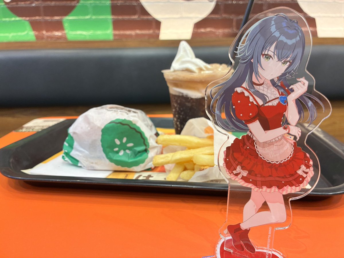 luvapplec5's tweet photo. こんばんは、月村手毬よ。今日はこちら、バガキグワパワパ屋さんに来ているわ！もちろんバーガーはオールヘビーよ。プロデューサー、知ってた？ここバガキグワパワパ屋さんではドクターペッパーが飲めるだけでなくフロートにもできるのよ。せっかく来たなら飲まないともったいないよ。じゃあ早速、いた https://t.co/sZwvBn7H4L