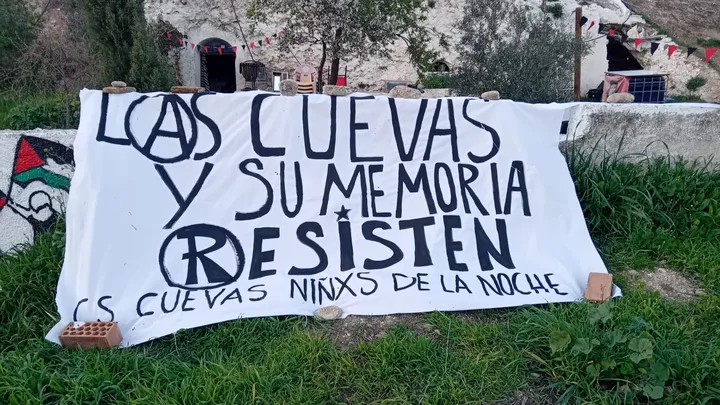 Helios_EM's tweet photo. La madrugada del 9 de julio un incendio arrasó con una parte muy significativa del centro social "Lxs niñxs de la noche" en una cueva de Granada, además de destruir una de las viviendas.

Se encuentran en una situación crítica y solicitan apoyo económico:

https://t.co/0dimhIJXVU https://t.co/rTl4mEfPV5