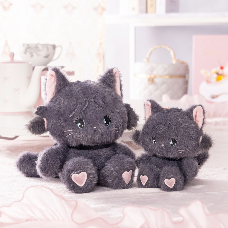 mikko_goods's tweet photo. 【#Lilalamode 新商品情報】

「おすわりぬいぐるみ(クール)」
「キーチェーンマスコット(クール)」

📅2026年7月24日(金)発売

詳細/取扱店舗はこちら👇（引用元）
https://t.co/rOg2zrkOgx

#リルアラモード #mikko https://t.co/f8oXp2yedj