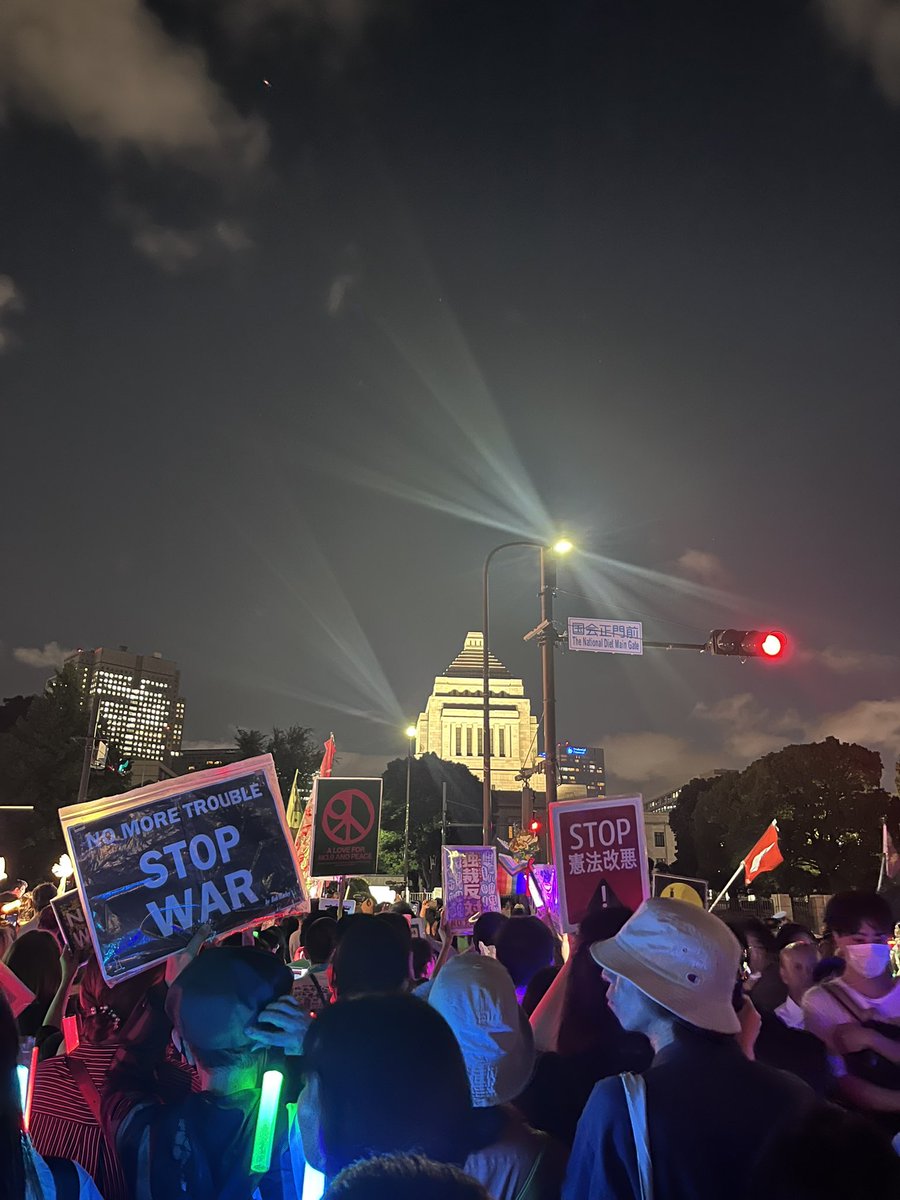 Apolloo72's tweet photo. 国会前に来ています。
めちゃくちゃな政治に抗議します。 https://t.co/t4vJQLUGQO