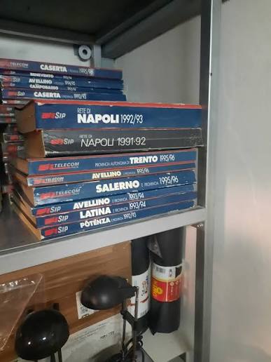 Diversa_Mente's tweet photo. Ma vi ricordate i vecchi elenchi telefonici?

Stampavano nomi e cognomi, numeri di telefono e indirizzi di casa di tutti in un unico, gigantesco libro. Poi lo distribuivano gratuitamente.

E oggi ci scandalizziamo se un'app ci chiede il consenso ai cookie. https://t.co/l20aTVDbzq