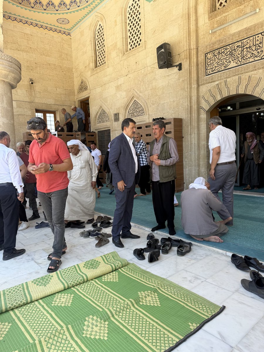 MehmetEkinci63's tweet photo. Eyyübiye’mizin manevi kalbi Eyüp Peygamber Camii’nde, gönlü sevgi dolu hemşehrilerimizle omuz omuza saf tutup Cumamızı eda ettik. Namaz sonrasında camimizin kıymetli cemaatiyle bir araya gelerek gönül kapılarımızı araladık. https://t.co/dy2OrmsIFA