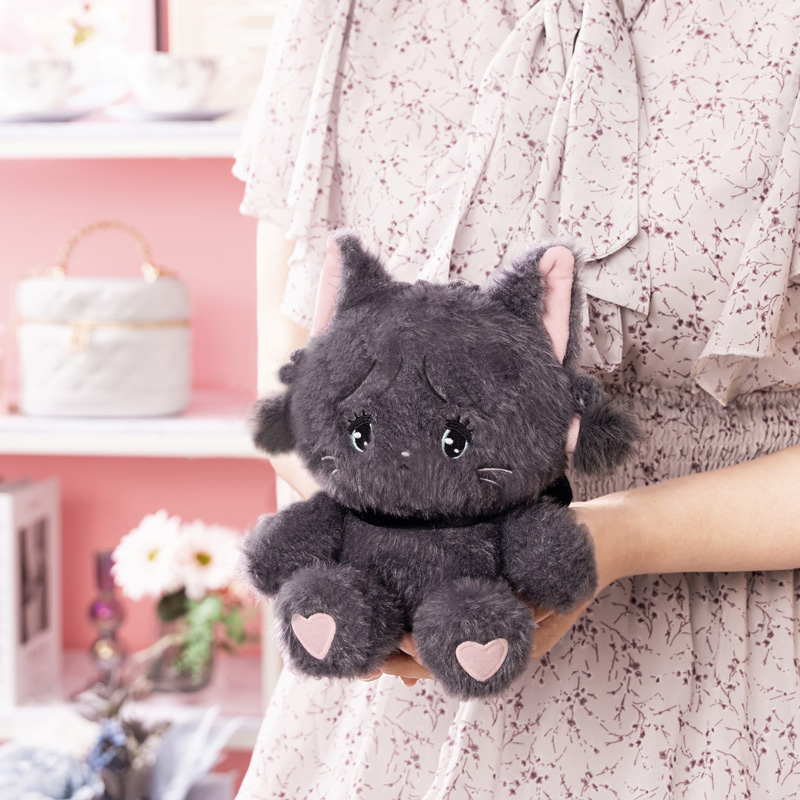 mikko_goods's tweet photo. 【#Lilalamode 新商品情報】

「おすわりぬいぐるみ(クール)」
「キーチェーンマスコット(クール)」

📅2026年7月24日(金)発売

詳細/取扱店舗はこちら👇（引用元）
https://t.co/rOg2zrkOgx

#リルアラモード #mikko https://t.co/f8oXp2yedj