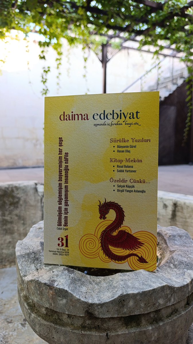 m_erdevir's tweet photo. Daima Edebiyat, Temmuz-Ağustos 2026 tarihli 31. sayısında okurunu Cahit Irgat’ın “Gülmüşüm, söylemişim, boşvermişim her şeye / Senin için yaşamışım insanoğlu, nâfile” dizeleriyle selamlıyor.

Ben derginin yayın yönetmeni olarak başyazı tarzında yazılar yazmıyorum. Dert edindiğim meseleleri yazmayı tercih ediyorum. Bu sayıda da önemli bir konuyu, gençlik edebiyatını ele aldım. Çocuk edebiyatının bir adı ciddi bir kitlesi olsa da ülkemizde ortaokul ve lise çağlarındaki gençleri hedefleyen gençlik edebiyatının üzerinde yeterince durulmadığını düşünüyorum. Bu konu Millî Eğitim’in ders kitapları veya okul müfredatları dışında da konuşulup tartışılmalı. Cemal Süreya’nın katıldığı bir programda dedikleri gençlik edebiyatı özelinde bir kez daha okunmalı ve üzerinde düşünülmeli:

“1931 yılında doğdum. 1937 yılında annem öldü. 1944 yılında Dostoyevski’yi okudum. O gün bugündür huzurum yoktur.”

İyi edebiyat insanın ruhunda kalıcı izler bırakır ve evet, ağaç yaşken eğilir.

Daima Edebiyat’ın 31. sayısına katkı sunan herkese yürekten teşekkürlerimle...