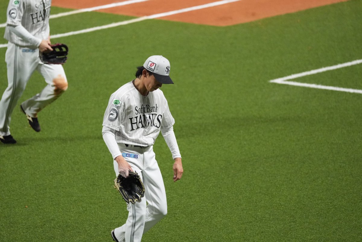 jei_hawks's tweet photo. グラブで叩いて悔しさ全開の大津。
この悔しさをバネにもっとレベルアップしておくれ！！

ベンチの前だからみんな見てたはず。
野手の奮起を期待。

#sbhawks #全新  #鷹祭SUMMERBOOST 
#大津亮介 https://t.co/ElsHWKXWtX