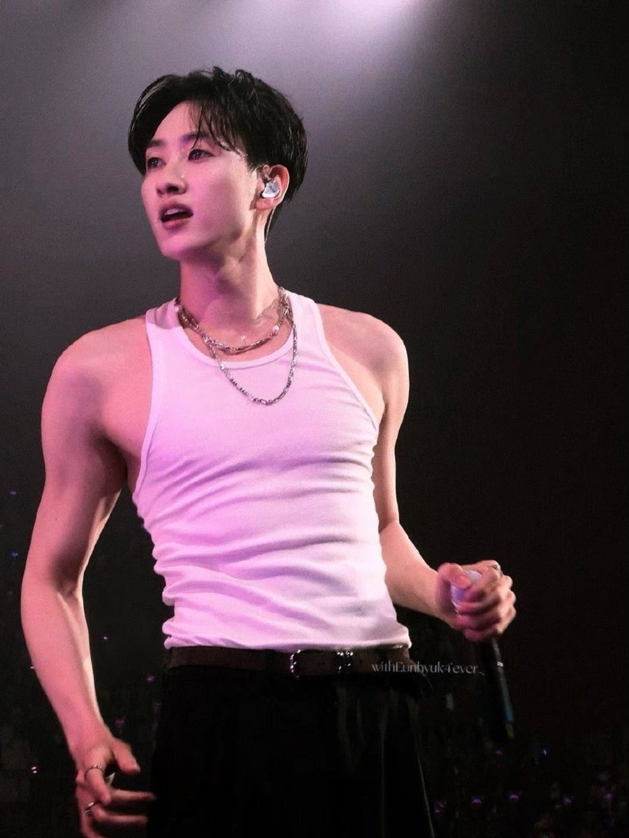 Msfarr379's tweet photo. This part of the choreo was so addictive to watch.
Imagine Hyukjae wearing tank top doing all those popping &amp; that fluid movements. Showing off his beautiful shoulder line and long arms.
It displays dance movements so much better

#은혁챌린지이거해줘 

https://t.co/Q4nLIf7boB https://t.co/DwPCdz2OPL