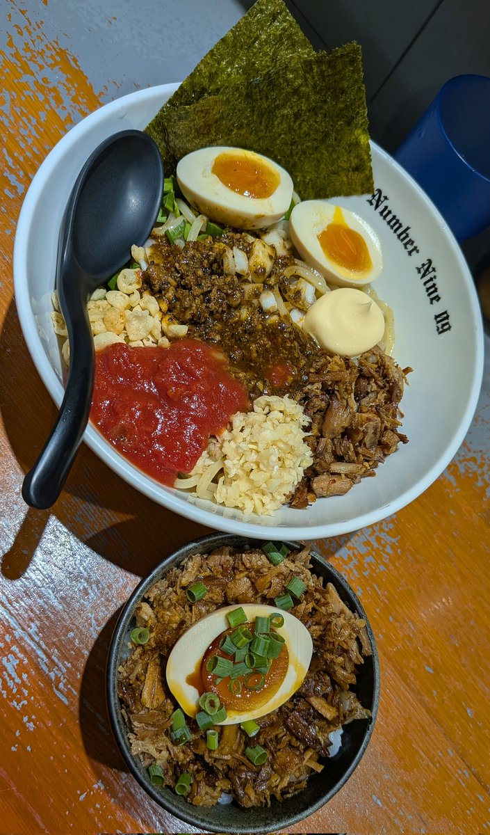 harapankenken's tweet photo. ナンバーナイン09さん
冷やしブラック食べに来た
トマト
マヨ
天かす
がキンキンに〆た麺と絡み合う
チャーシューごはん
安定の旨さ
丼DOBONでたまらんね❤

夏のナインの風物詩
毎回アップデートしてますな👌
ナイン＆ギンジ店長
ナイスオペレーションです👍
#ナンバーナイン09 https://t.co/AEYB40Ojr6