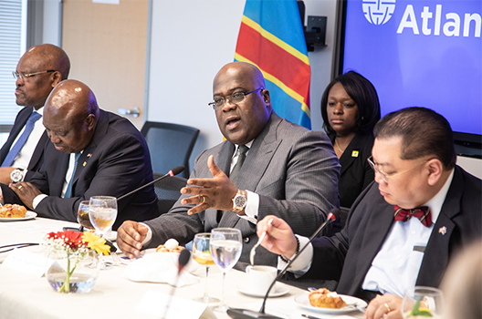 Patiricye's tweet photo. Et Tshisekedi est là pour mettre en œuvre le plan de Peter Pham : balkaniser le Congo entre ceux qu’il qualifie de « nationalité douteuse » et les Congolais « de père et de mère »

Puis, il se fera construire un monument, en tant qu’homme qui a sauvé le Congo en le balkanisant 😂 https://t.co/c1Vio9khjc