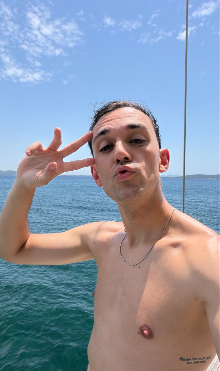 jaimemellado_'s tweet photo. A G2 le he dado envidia y se ha venido conmigo de vacaciones 🥴 https://t.co/bxShfBrDdF