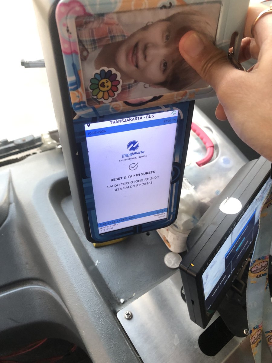 bfdyg_'s tweet photo. @metaforacimol @mis40581 Ini aku pulangnya kak naik 3E tap in kepotong, trus nanti di halte turun tap out kepotong lagi, besok nya pas brngkat tap in kepotong lagi juga padahal baru mau naik😭 jadi 3🥹 https://t.co/0GI2KkKeu9
