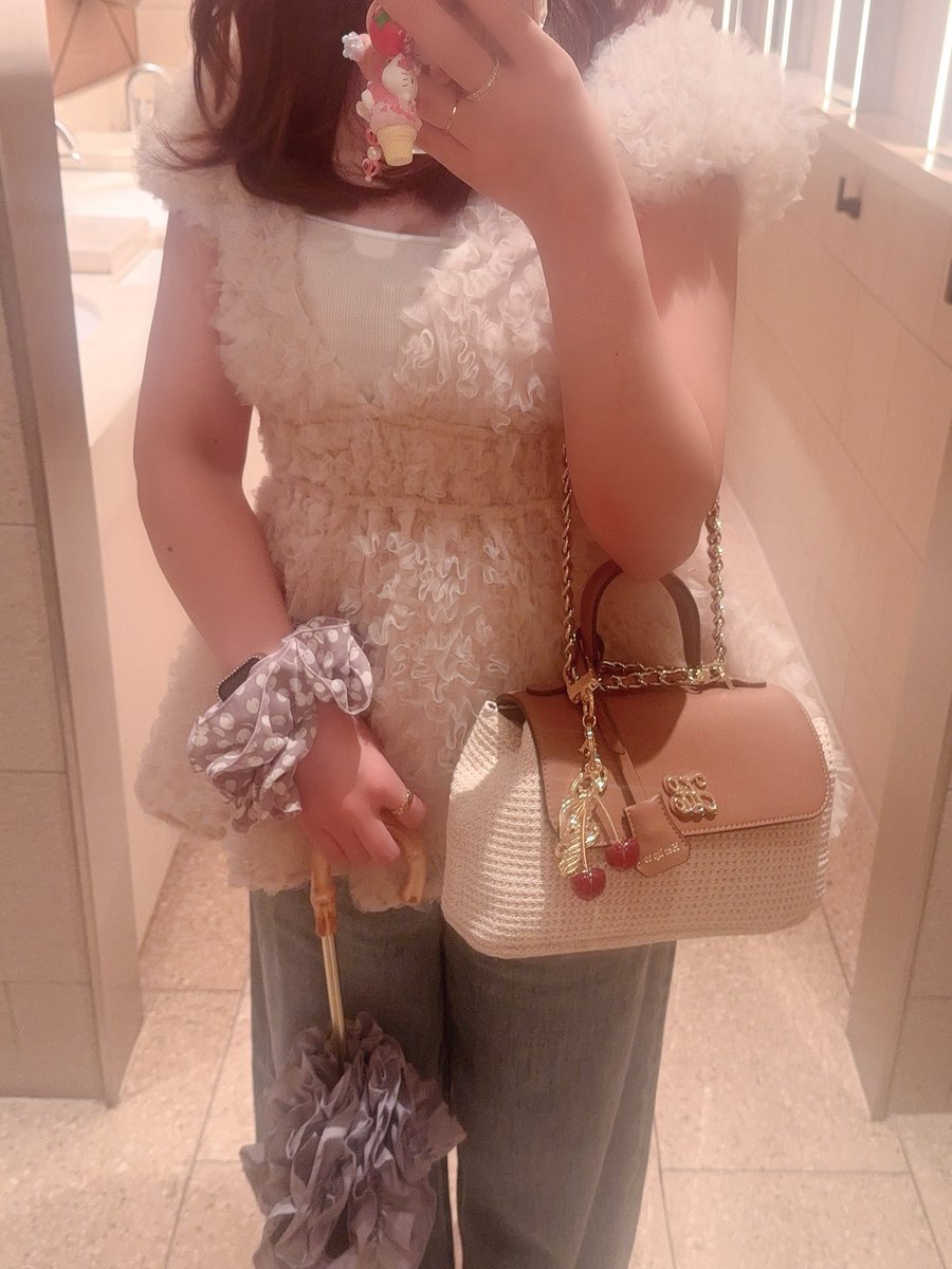 chitty_1230's tweet photo. 👜H Logo Top Handle Chain Bag
やっとおろしました🙌💓
斜めがけにすると歩く度にチェリーチャームがガチャガチャ鳴るのが私は気になってしまって🥲💦チェーンを短めに付け替えて肩掛けで使いました🥰
荷物がしっかり入るから、サブトート持たずにお出かけできて良かった😍
#Herlipto
#Polaura https://t.co/JoI02jjYOB
