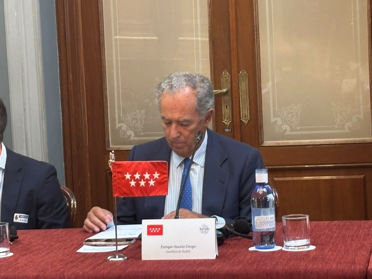 asambleamadrid's tweet photo. 🏛️ El presidente de la @asambleamadrid, @eossoriocrespo, ha asistido a la reunión del Comité Permanente de @Calrenet, celebrada en el Senado.

🇪🇺 El encuentro ha reunido a representantes de parlamentos regionales europeos para abordar avanzar en los trabajos previstos. https://t.co/9kI9e2InpX