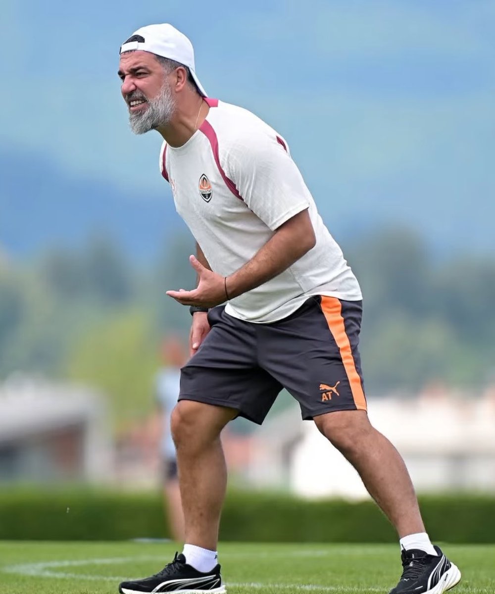 Netlogmedya's tweet photo. Psikoloğa giden Arda Turan:

🔹 Bir gün bir psikoloğa gittim.

🔹 Dedi ki: "Arda çok dürüst birisin, çok çalışkansın, çok cesaretli birisin, çok adaletlisin, hayatımda gördüğüm en iyi insanlardansın."

🔹 Ben de havaya girdim.

🔹 Ve sonrasında şöyle bir şey dedi: "Ama dedi sen bütün iyi özelliklerini çok kötü yerlerde kullanıyorsun."