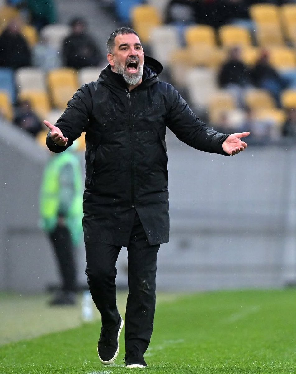 Netlogmedya's tweet photo. Psikoloğa giden Arda Turan:

🔹 Bir gün bir psikoloğa gittim.

🔹 Dedi ki: "Arda çok dürüst birisin, çok çalışkansın, çok cesaretli birisin, çok adaletlisin, hayatımda gördüğüm en iyi insanlardansın."

🔹 Ben de havaya girdim.

🔹 Ve sonrasında şöyle bir şey dedi: "Ama dedi sen bütün iyi özelliklerini çok kötü yerlerde kullanıyorsun."