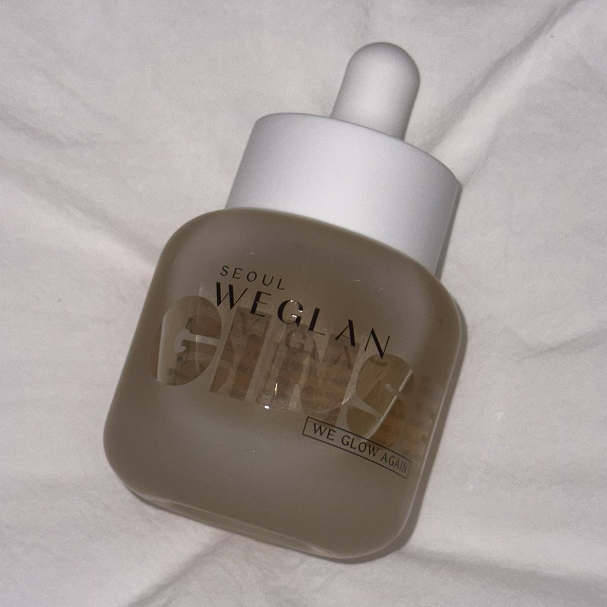 sigolzic's tweet photo. #제품제공 #위글랜 
@weglan_official 

🫧 위글랜 진생리페어 속광 앰플

실제 신부가 개발한 속광 앰플 !! 이거 진짜 광 최고입니다 ,, 일단 민감성 + 주사피부염 + 모낭염 + 여드름 피부인데 트러블이 안났아요 !! 아주 대박적입니다 피부가 멀쩡하다는 거 자체가 ,, 

한국 고려 인삼을 사용해서 그런지 향은 한약냄새가 나요 🤭 쓰기전 세럼 자체가 번들거려서 광나는거 아냐 ?? 약간 의심되 상태였는데 ,, 일주일 넘게 사용해 보니까 생각이 달라짐 ,, 그냥 속에서 차오르는 광입니다 🫧

일단 끈적일거라 생각했는데 안 끈적거리고 !! 트러블 케어, 진정은 잘 모르겠지만 화장 전에 쓰면 진짜 …. 화장 쫀쫀하게 잘 먹어요 ,, 이거 다 쓰면 제돈제산 할것 같은디요 …? 

속에서 차오르는 광 처음이라 넘 조앗숴요 ,, 넘 촉촉하구 너 …. 좋은디 ….?

이거 파데랑 섞어바르면 조합 짱이라던데 넘 궁금해요 ,, 섞발 해보구 후디 가져올게용 !!