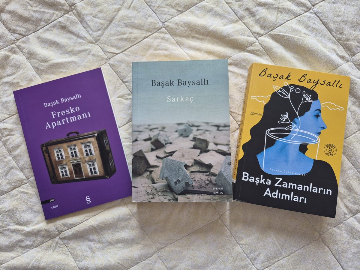 bookssparkle's tweet photo. Edebi derinliği, iç monologları ve yarattığı atmosferle çok sevdiğim bir seriyi önereceğim size: Başak Baysallı'dan Fresko Üçlemesi. İlk kitap Fresko Apartmanı aslında bağımsız bir öykü kitabı ama serinin bütününe yayılınca lezzeti katlanıyor. +

#kitaptavsiyesi https://t.co/iYSK7a1P6A