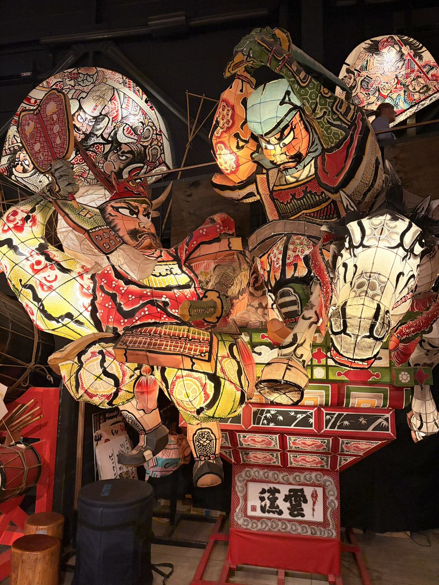 武者絵を描いた扇形や人形型の巨大灯籠山車で市内を練り歩く豪壮な