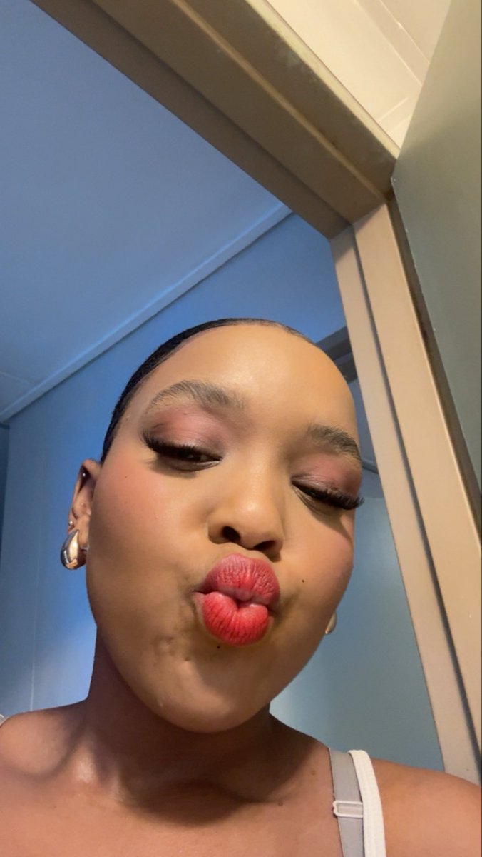 lootore_bk's tweet photo. Did my own makeup for the first time bafazi

#newprofilepic https://t.co/K4VQ0OmNzY