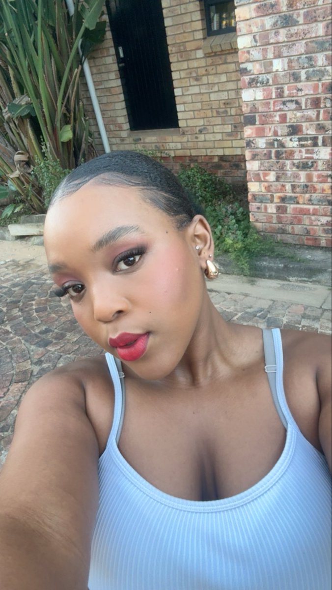 lootore_bk's tweet photo. Did my own makeup for the first time bafazi

#newprofilepic https://t.co/K4VQ0OmNzY