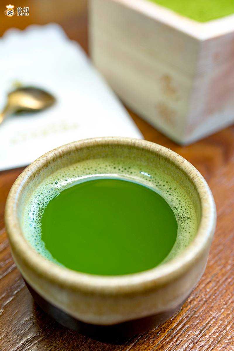 qmmzd92383128's tweet photo. Just grabbed these crispy matcha rice crackers – sharing is caring!  Who’s had these before https://t.co/qyOkX5YdWL