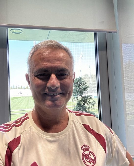 MrGafan's tweet photo. José Mourinho, el Primero de su Nombre, el Special One, Señor del Santiago Bernabéu, Elegido de Florentino, Restaurador del Orgullo Blanco, Conquistador del Camp Nou, Quebrantador del Barcelona de Guardiola, Arquitecto de la Liga de los 100 Puntos, Padre de la Intensidad, Amo de las Ruedas de Prensa, Azote del Relato, Protector del Madridismo, Portador de la Décima antes de la Décima, Maestro de las Noches Europeas, Domador de Egos, Destructor de Narrativas, Emperador de los Clásicos, General de los Contraataques, Forjador de Guerreros, Guardián del Escudo, Rey del Bernabéu, y legítimo heredero del Trono Blanco.