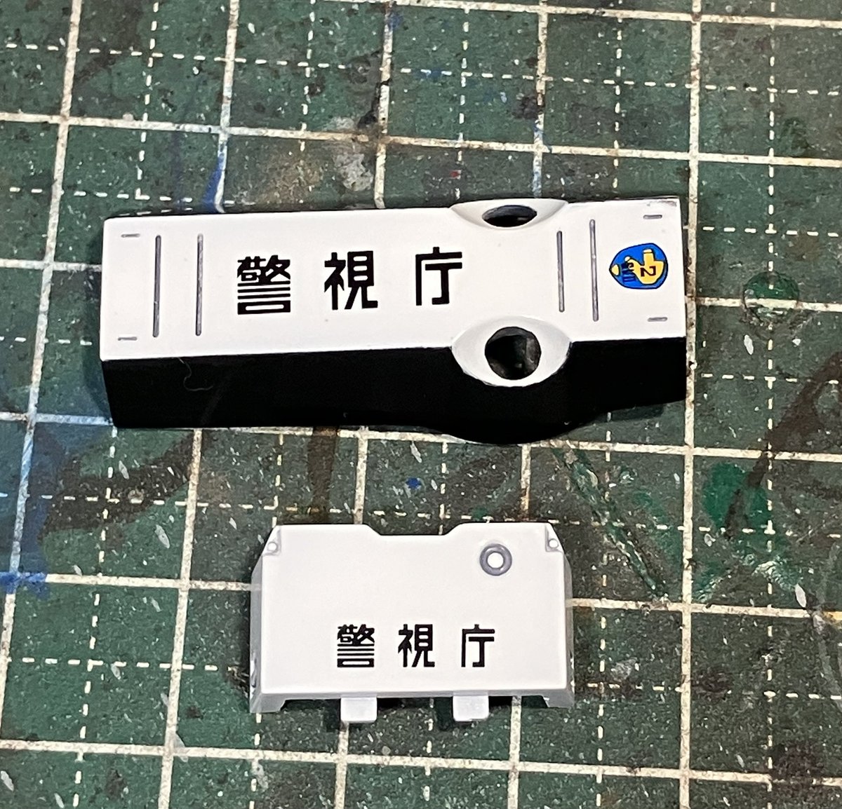bloodborn123's tweet photo. 厚吹きしたクリアが乾いたのでデカールの段差が目立っていた箇所を研ぎ出ししました。
細かいキズが残ってるのでコンパウンドで磨いて仕上げる予定ですが手持ちを切らしていたので注文しました。
あと本当に少し!
#パトレイバー
#イングラム
#MODELOID https://t.co/fNsgfzB4HD
