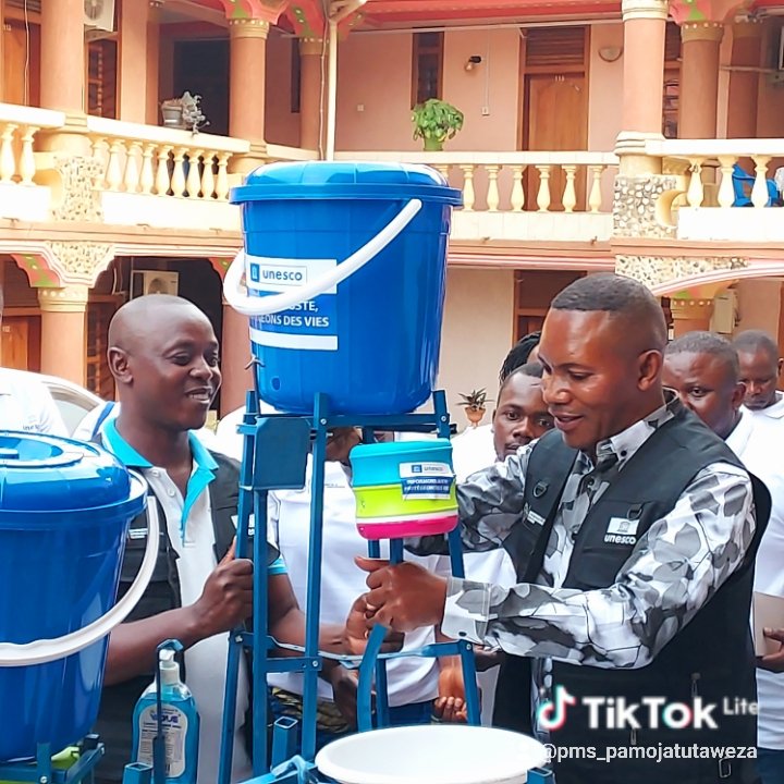 PMS_Pamoja's tweet photo. 🚨 À Bunia, @UNESCOKinshasa a remis des kits de prévention Ebola à 20 radios communautaires membres du #CORACOPI après avoir formé 40 journalistes à la lutte contre la #désinformationsanitaire du (8–9 juillet 2026). 🎙️🦠 Initiative, mise en œuvre par la #FRPC et @Com_mediasRDC . https://t.co/8sSeUOxoKS
