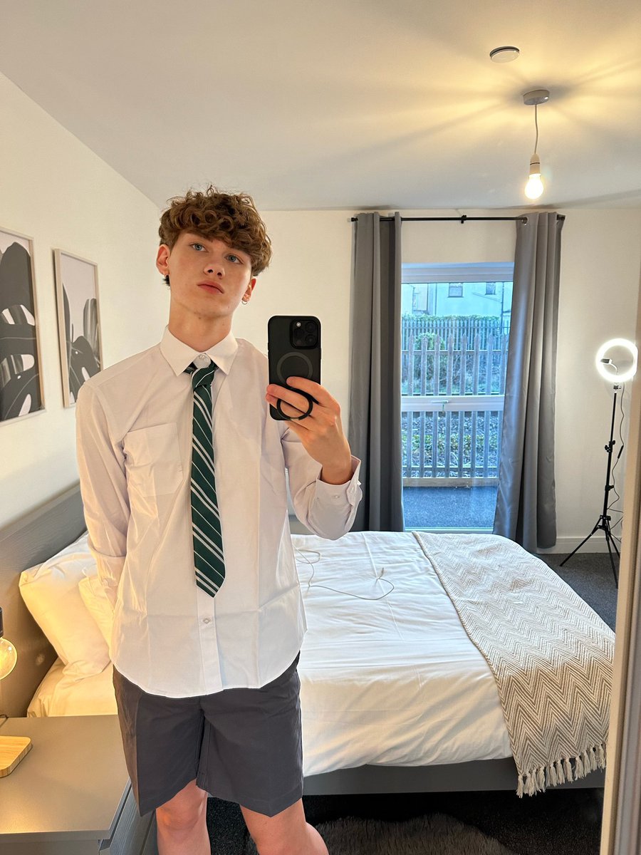 jefferyy90's tweet photo. How do I look 👀 https://t.co/C9aNbYdkru
